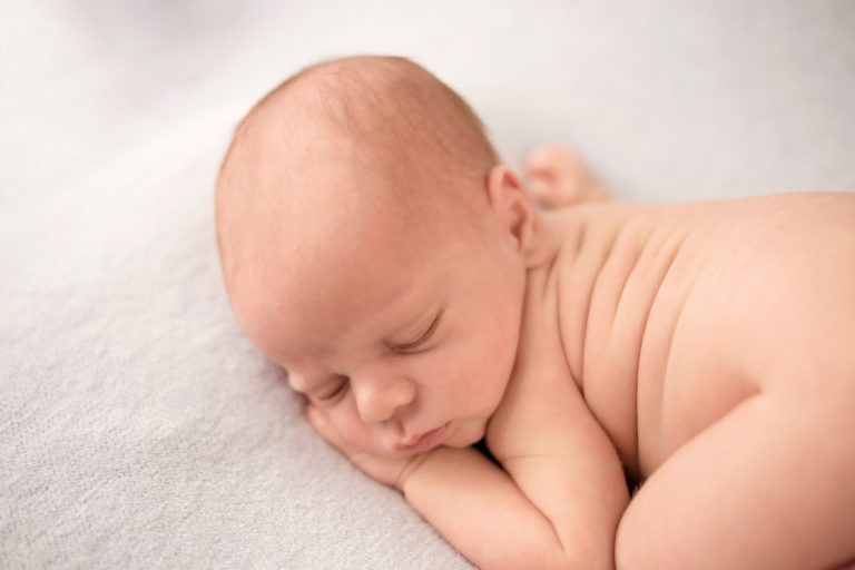 newborn photographer in cleveland